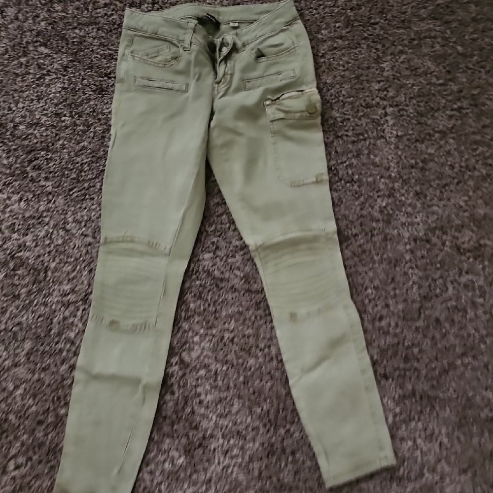 Bebe Green Skinny Pants with Tapered Leg and Denim Texture